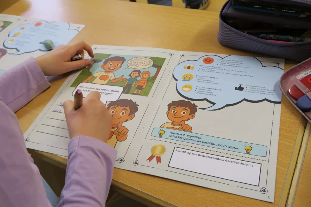 Kind bearbeitet Arbeitsblatt aus dem Präventionsprogramm Stark.miteinander zur Förderung sozialer Kompetenzen und Kommunikation